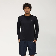 Laden Sie das Bild in den Galerie-Viewer, Model Front: Uv Line T-Shirt Uvpro Br Ml Preto Msc
