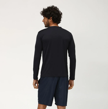 Laden Sie das Bild in den Galerie-Viewer, Model Back: Uv Line T-Shirt Uvpro Br Ml Preto Msc
