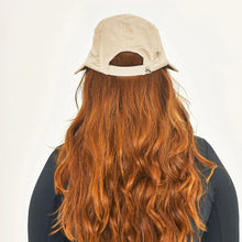 Laden Sie das Bild in den Galerie-Viewer, Model Back: Uv Line Casquette Visor Capri Colors Areia Preto
