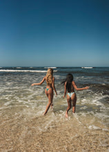 Laden Sie das Bild in den Galerie-Viewer, Image 09: Wednesday In Hawaii By Rio De Sol Bas Bottom Valley Isla
