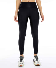 Laden Sie das Bild in den Galerie-Viewer, Couro Com Recorte Rebatidos Preto Leggings
