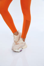 Laden Sie das Bild in den Galerie-Viewer, Hyper Regulagem No Cos Laranja Orangeade Leggings
