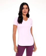 Laden Sie das Bild in den Galerie-Viewer, Skin Fit T-Shirt Alongada Gola V Rosa Soft
