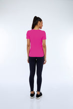 Laden Sie das Bild in den Galerie-Viewer, Pinkfarbenes Choque-inspiriertes Skin-Fit-T-Shirt
